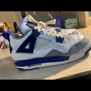 Jordan 4’s deep royal blue size 7y. Has some cracking in paint on midsole.